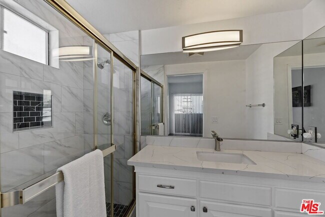 Building Photo - 1811 Manning Ave