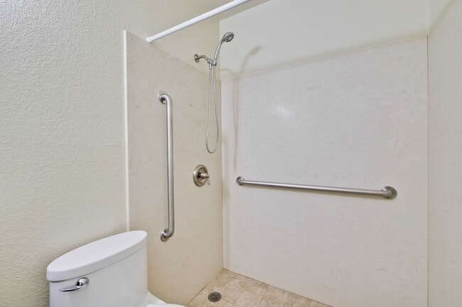 Building Photo - Hardwood Floors- A/C- Full Bedroom and Bath on First Floor: Fresh Paint