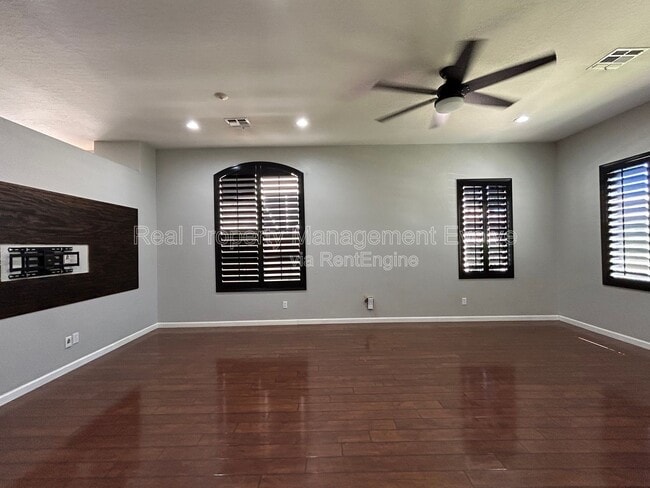 Building Photo - 774 E Maria Ln