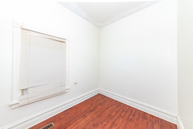 Building Photo - 1016 S Oakley Blvd