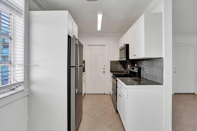 Building Photo - 713 Collins Ave