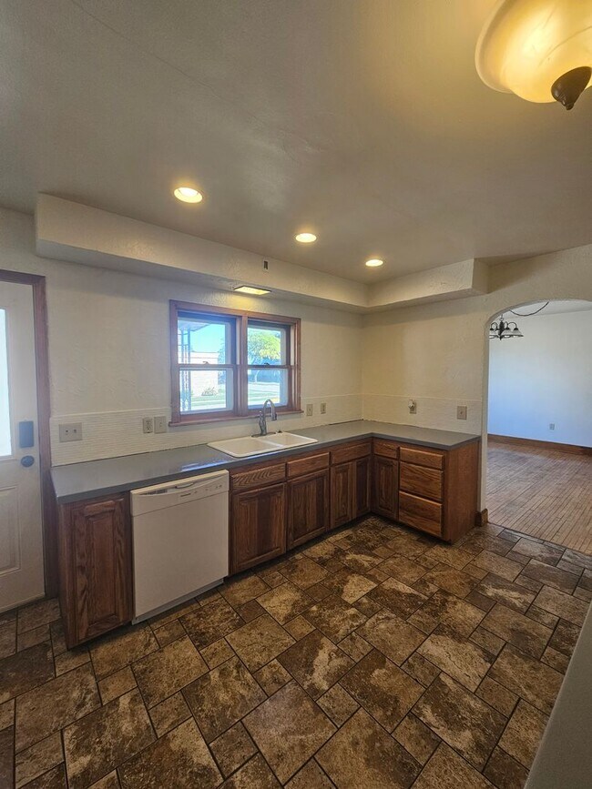 Building Photo - 1-603 1/2 N Superior Ave