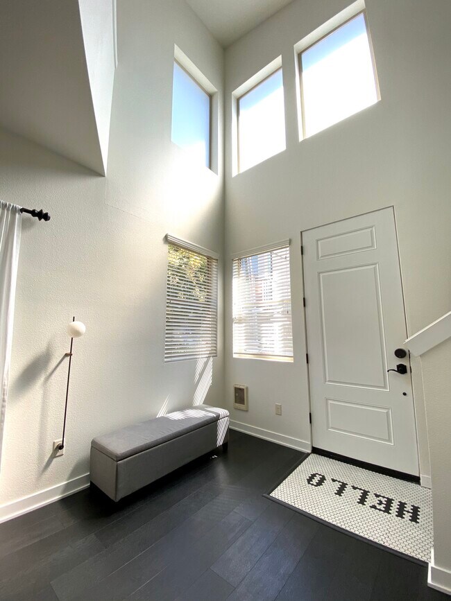 Entrance with sitting/storage bench - 4305 SE Division St