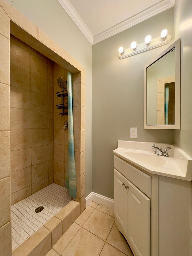 Building Photo - Charming 3-Bedroom Townhome with Modern Am...