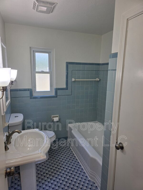 Building Photo - 300 Maxwell Dr