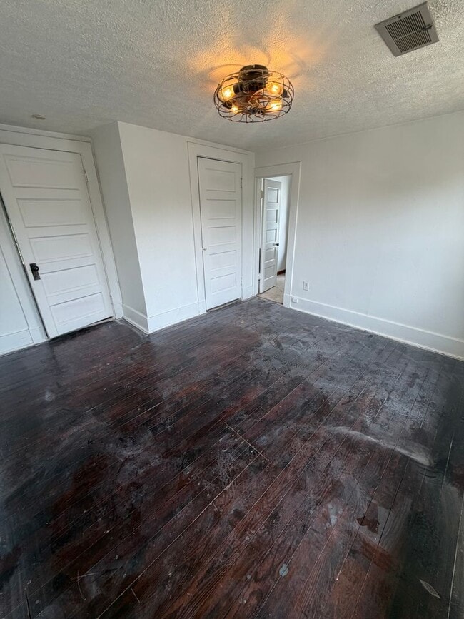 Building Photo - 4 bedroom with fenced-in yard in Washington