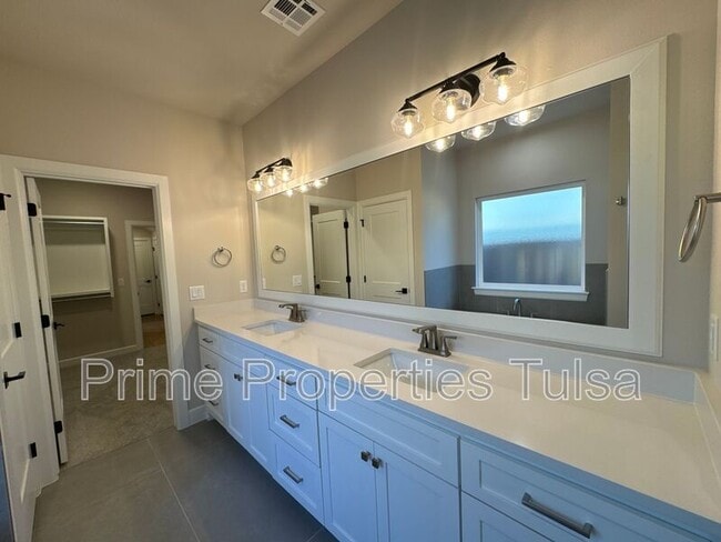 Building Photo - 1022 E Delmar Pl