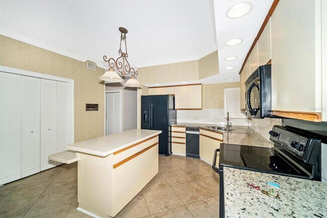 Building Photo - 7669 Fairway Woods Dr