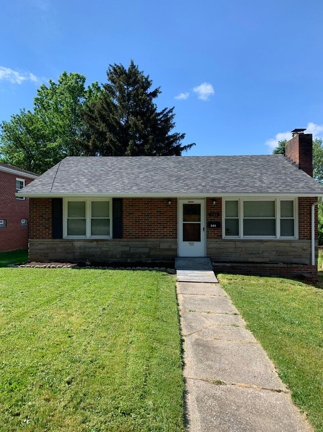 Building Photo - 2 Bedrooms  & 1 Bathroom - East end of Bar...