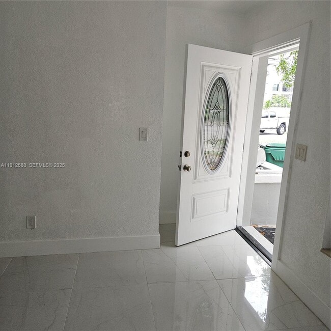 Building Photo - 14710 NE 5th Ct