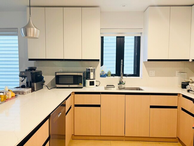 Building Photo - 211 70th St