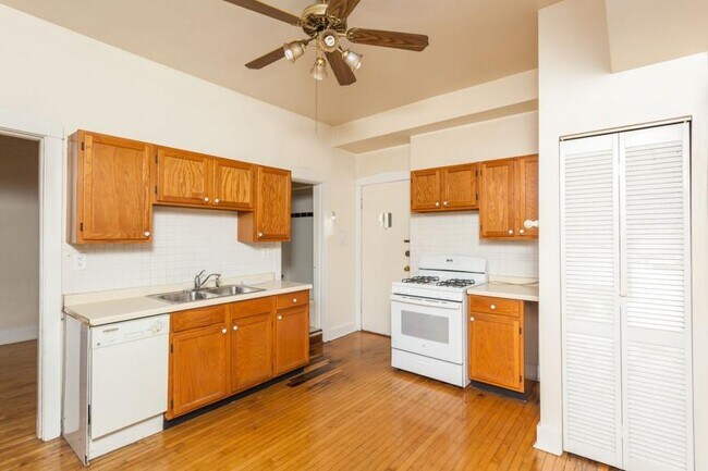 Primary Photo - 2 bedroom in Chicago IL 60657