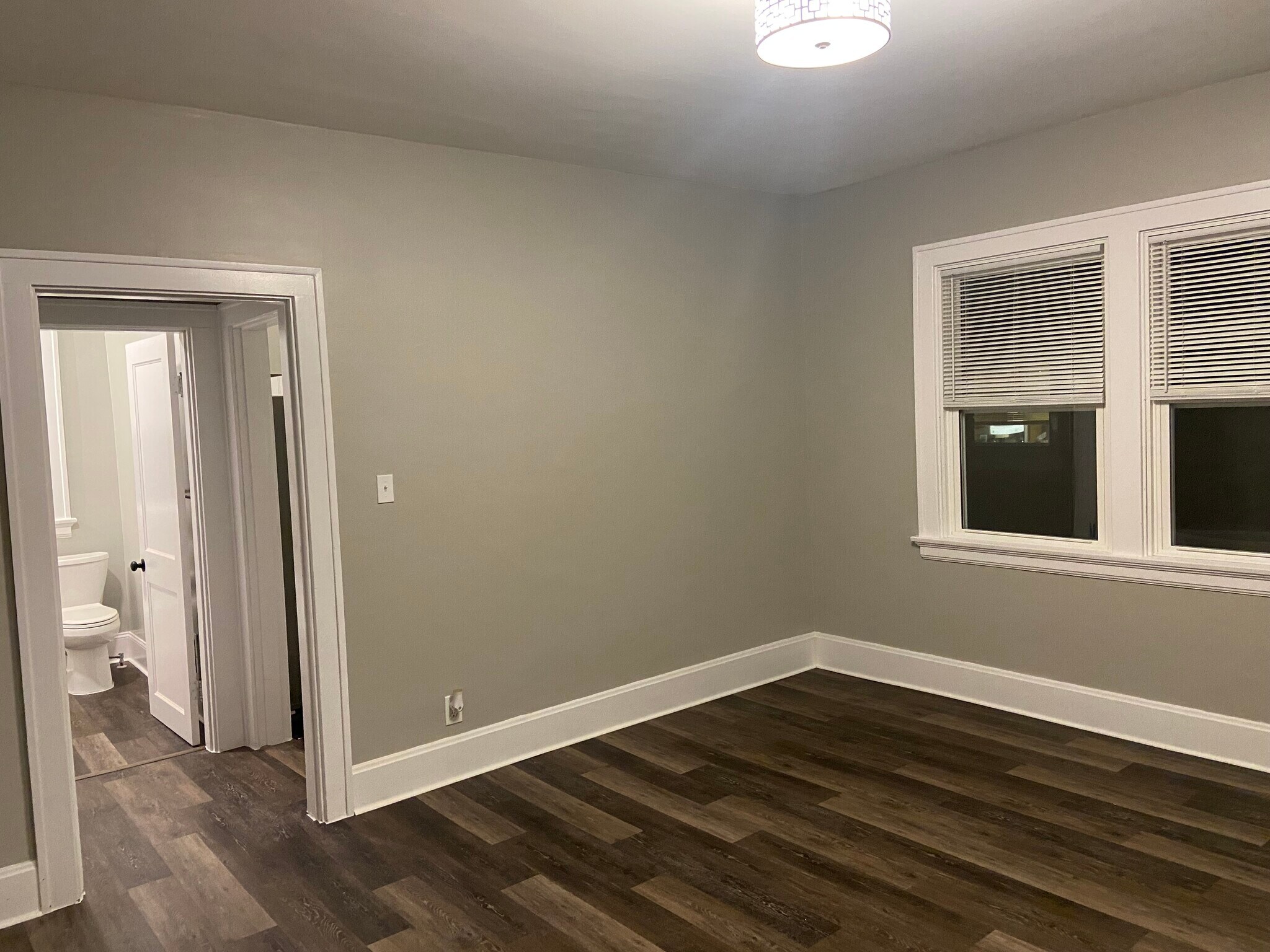 Building Photo - 2112 Cathedral Ave