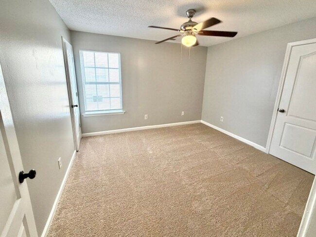 Building Photo - 10236 Sterling Ridge Dr