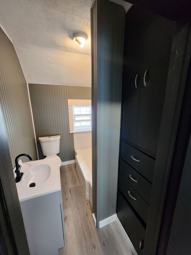 Building Photo - 3 Bedroom/ 1 Bathroom Single Family Home!