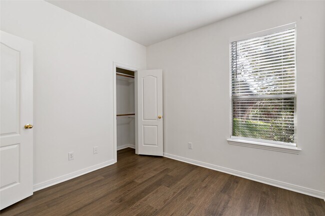 Building Photo - 3326 Lakeway Ln