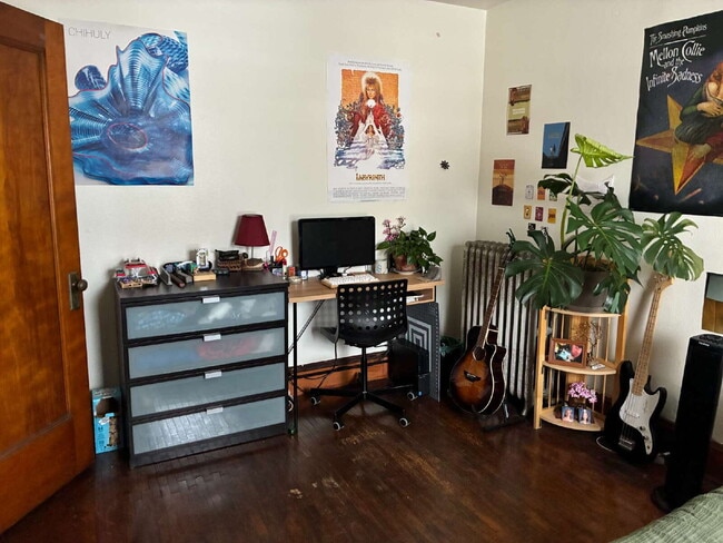 Building Photo - 4 Bedroom, 2 Bathroom Home With Views of Downtown & Fenced In Yard