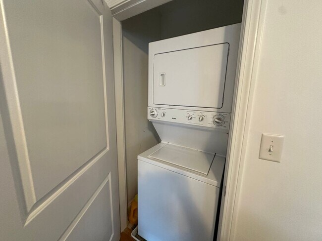 Building Photo - 3 Bed/2 Bath Duplex - Central A/C - In-Unit Laundry - 3 Parking Spaces