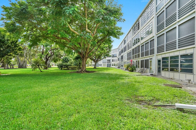 Building Photo - 1016 Cambridge A