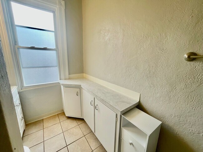 Building Photo - 3 Bed 1.5 Bath- Southside Pittsburgh PA