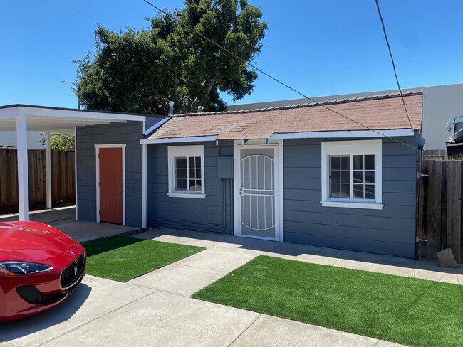 Building Photo - Beautifully maintained detached house with A/C, parking, refrigerator, washer and dryer, private ...