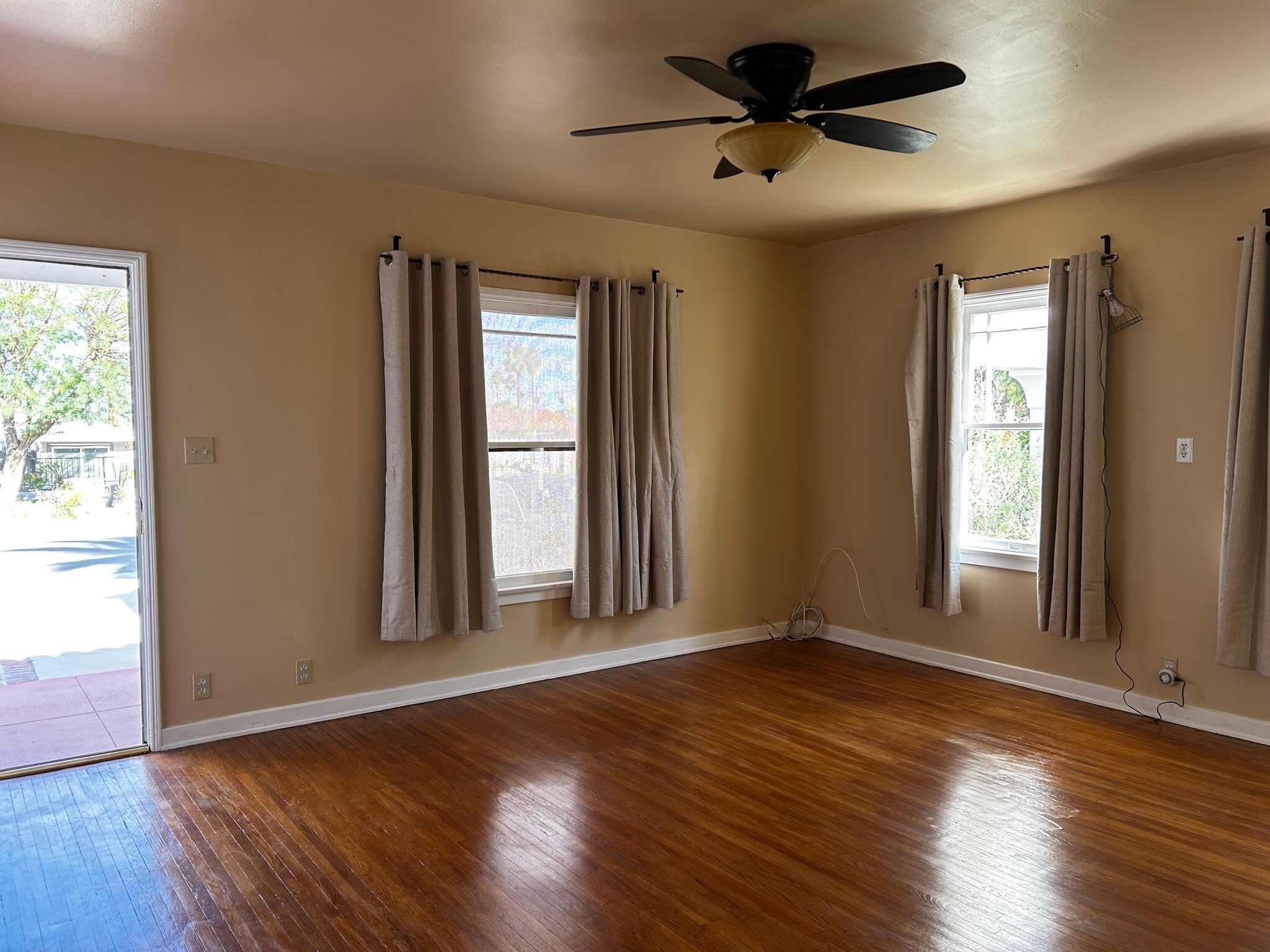 Living room - 545 S Calle Santa Rosa