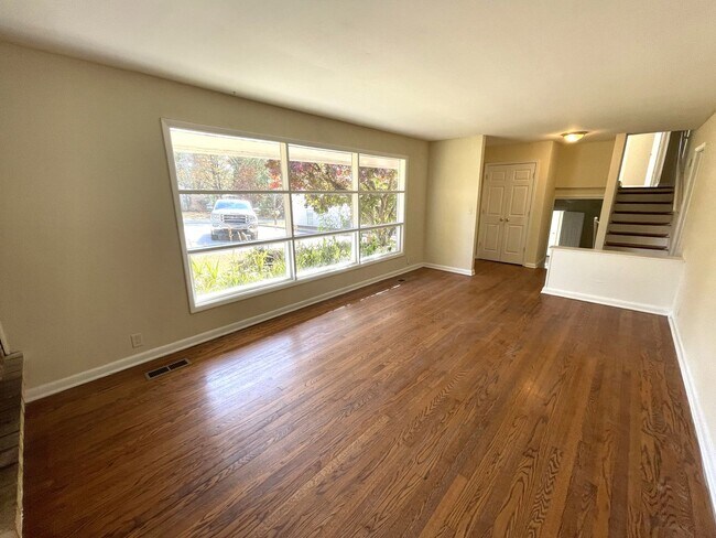 Building Photo - 5br House off S. Milledge (Available now o...