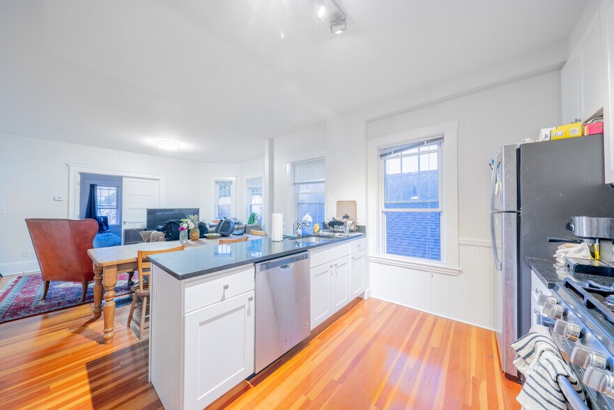 Building Photo - 37 Magoun St