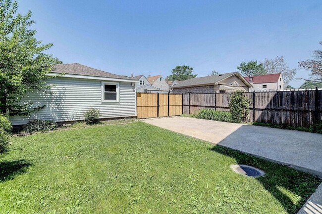 Building Photo - 2634 N Lawndale Ave