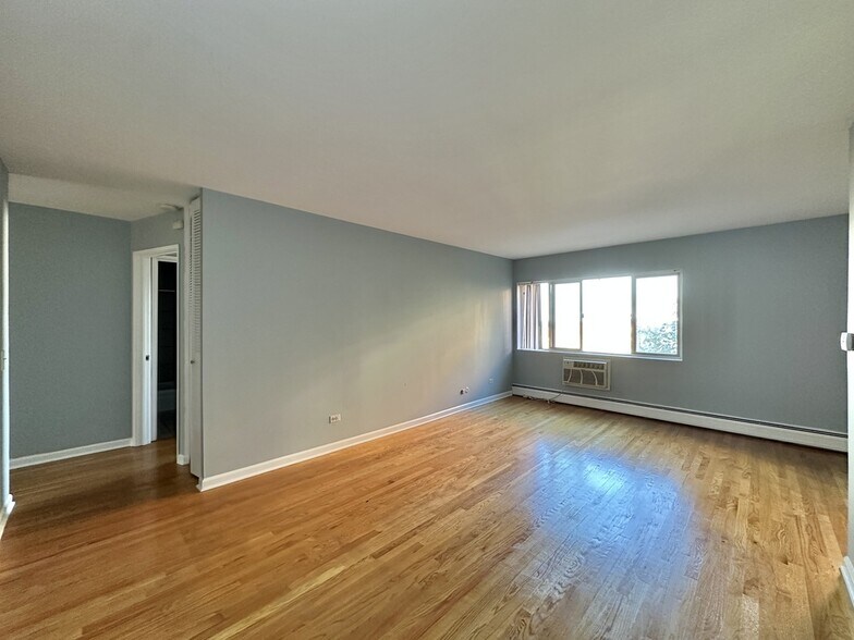 Building Photo - 5820 N Sheridan Rd