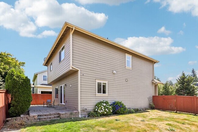 Building Photo - Spacious 3 Bed, 3 Bath Home with Fenced Yard and Driveway Parking