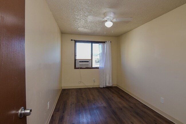 Building Photo - 2 Bed / 1 Bath Apartment in Salt Lake – Great Location!
