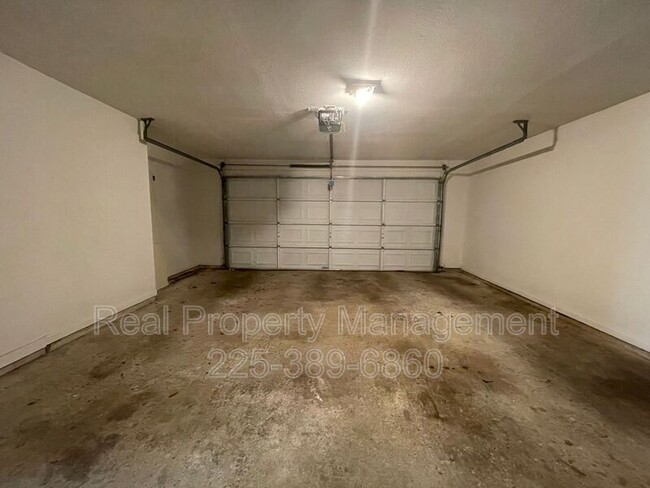 Building Photo - 9147 Fox Run Ave