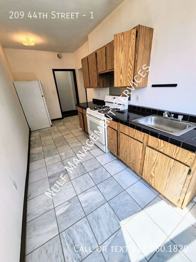 Building Photo - 209 44th St
