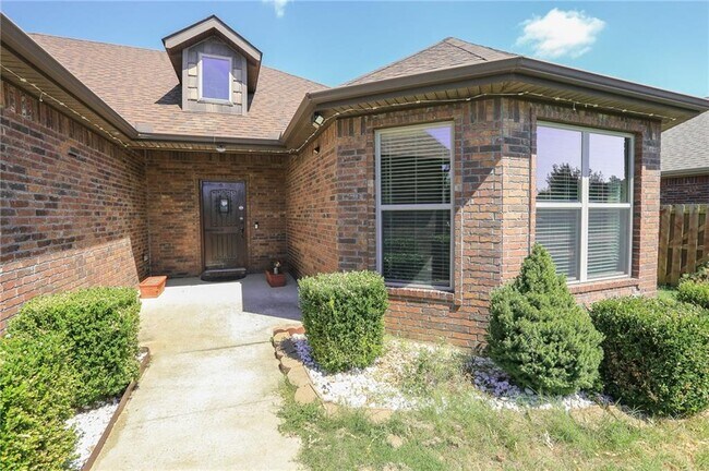 Building Photo - 2306 SW Cadwell Ave