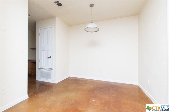 Building Photo - 211 W Arlo Rd