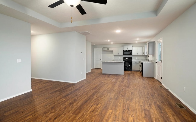 Building Photo - Beautiful 3 Bedroom Home with a fully fenc...