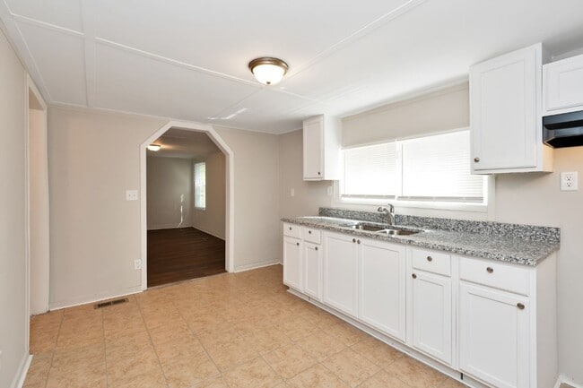 Building Photo - Newly Renovated Beauty in Pinson!