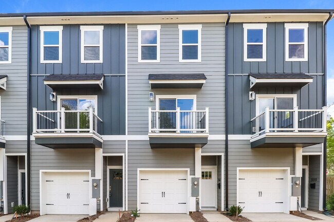 Building Photo - Beautiful 3BR 3.5BA Townhome w/ Full Appliance Kitchen - Garage Parking in West End