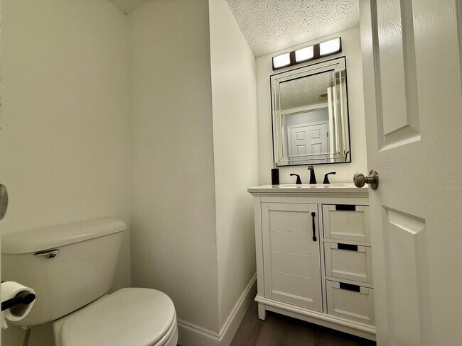 Building Photo - Spacious 4-Bedroom Home in the Licking Heights School District