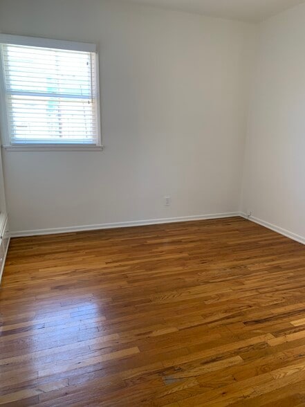 Hardwood Floors Bedroom - 1517 Pontius Ave
