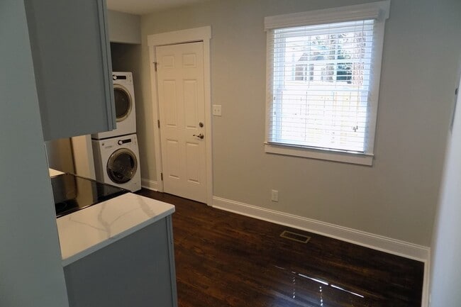 Building Photo - Beautifully Renovated Apartment in Wilmore!