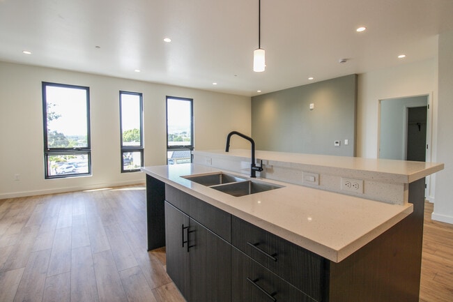 2 BD 2 BA island and living - 2800 Broad St