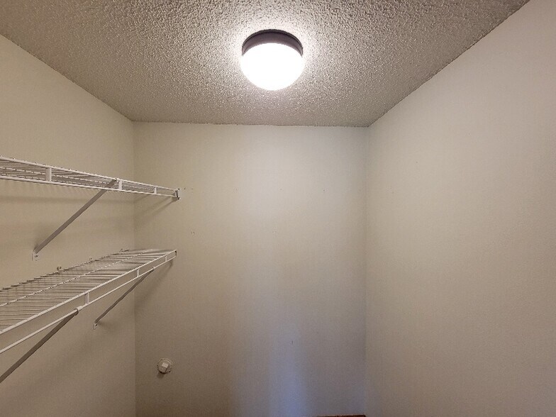 Building Photo - 10 Cherry Ct