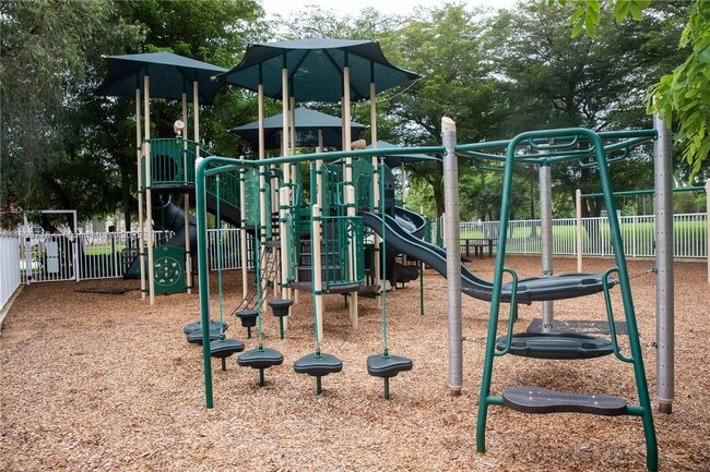 Building Photo - 216 E Bayridge Dr