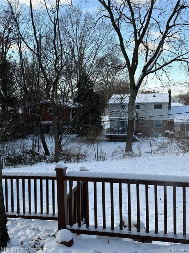 Building Photo - Beautiful mid-century modern home