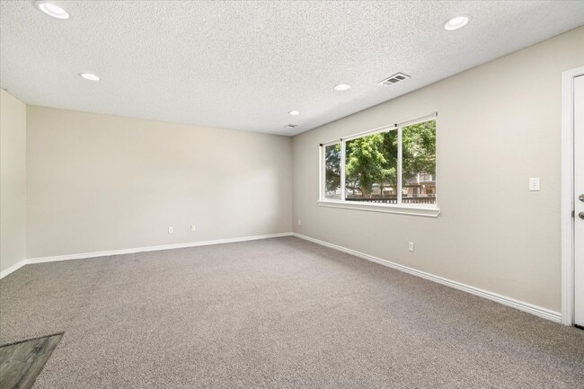 Building Photo - 4 Bed, 3 bath home in Parker