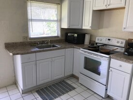 Building Photo - 1825 Shadow Ln