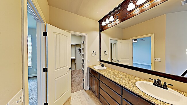 Building Photo - Beautiful 4 Bedroom, 2.5 Bathroom Home in ...