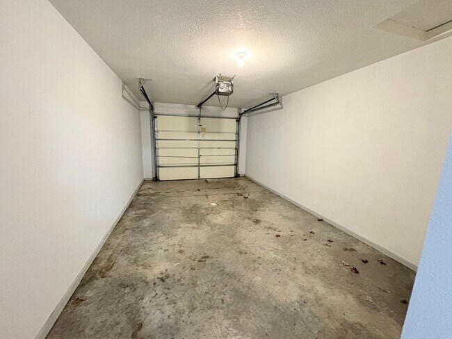 Building Photo - 118-122 SW Rock Garden St